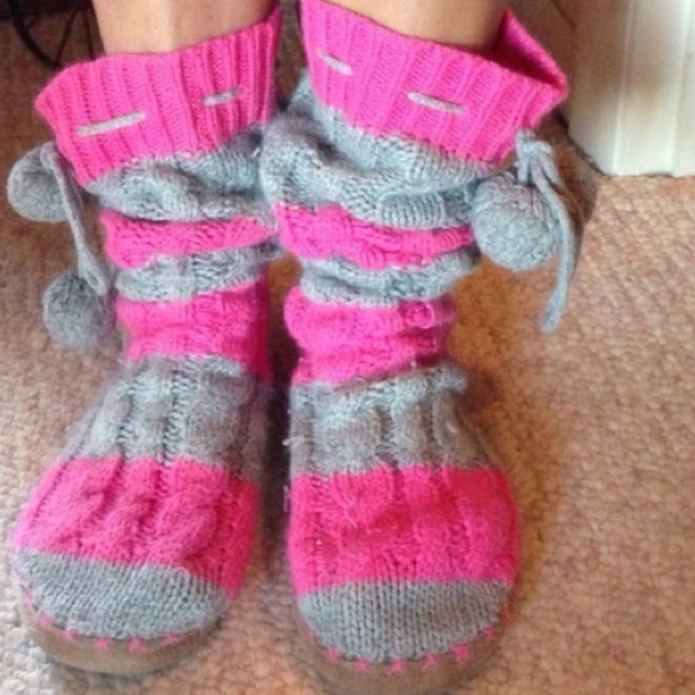 Victoria’s Secret Pink Pom Sweater Slippers